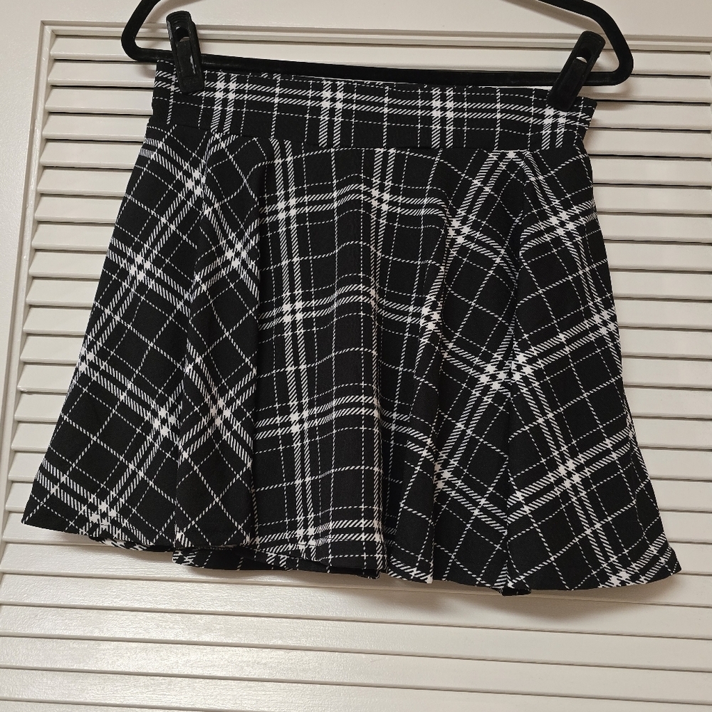 DJT - Black & White 90s Fit & Flare (Skort) Skirt With Shorts
